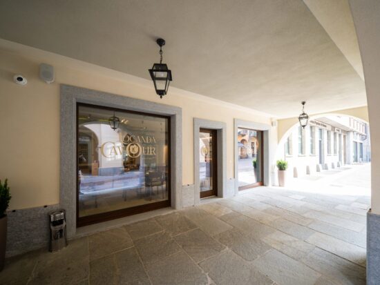 Ingresso della Locanda Cavour sotto i portici di Via Cavour a Fossano