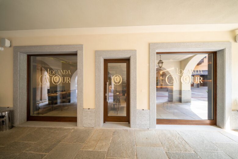 Ingresso della Locanda Cavour sotto i portici di Via Cavour a Fossano
