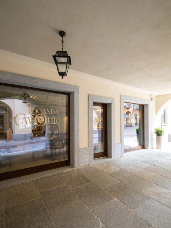 Ingresso della Locanda Cavour sotto i portici di Via Cavour a Fossano