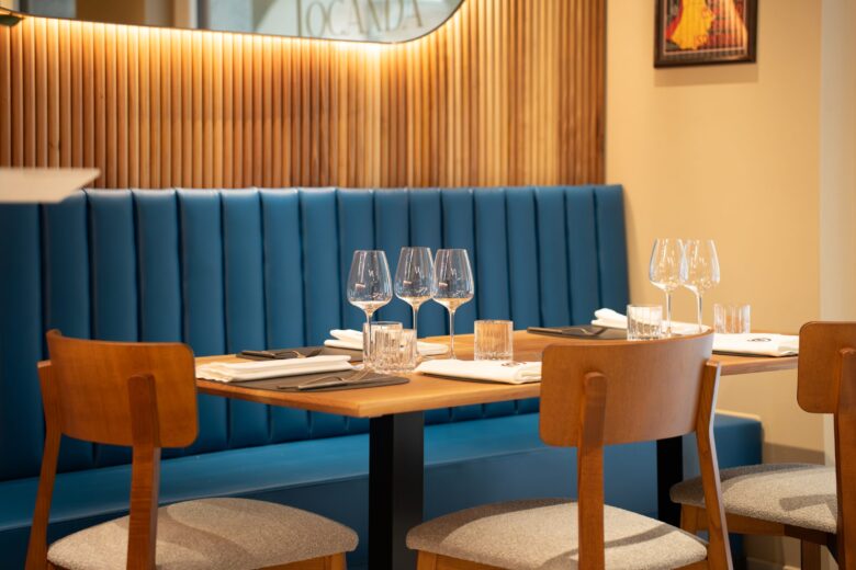 Tavolo apparecchiato nella sala del ristorante